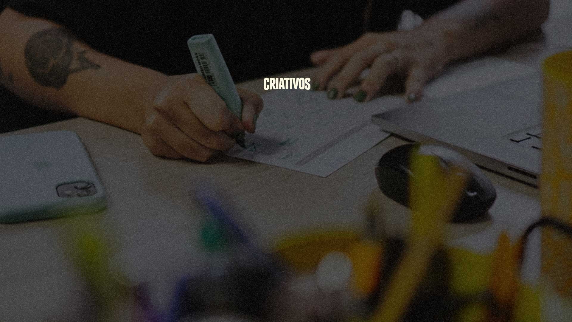 Bastidores do projeto: designer desenhando os primeiros rascunhos da marca à mão