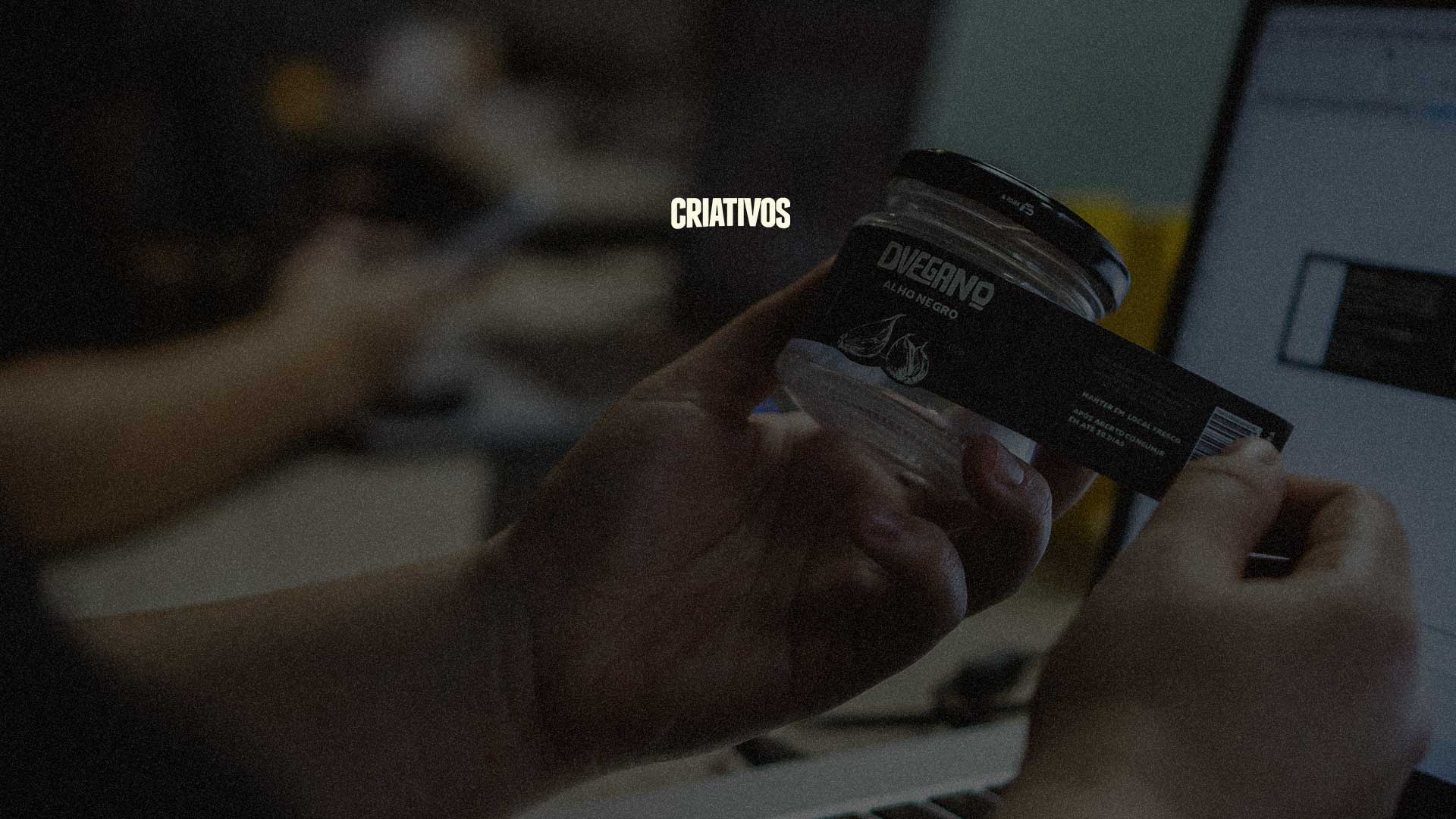 Prova impressa de rótulo sendo conferida pela equipe