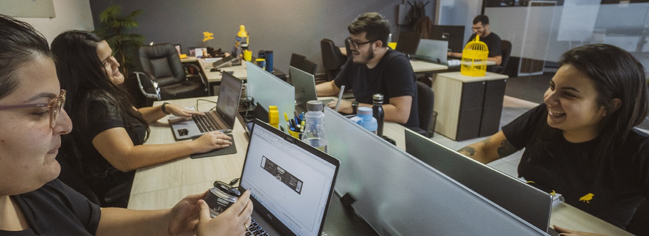 Escritório da Criativos com a equipe trabalhando em seus computadores