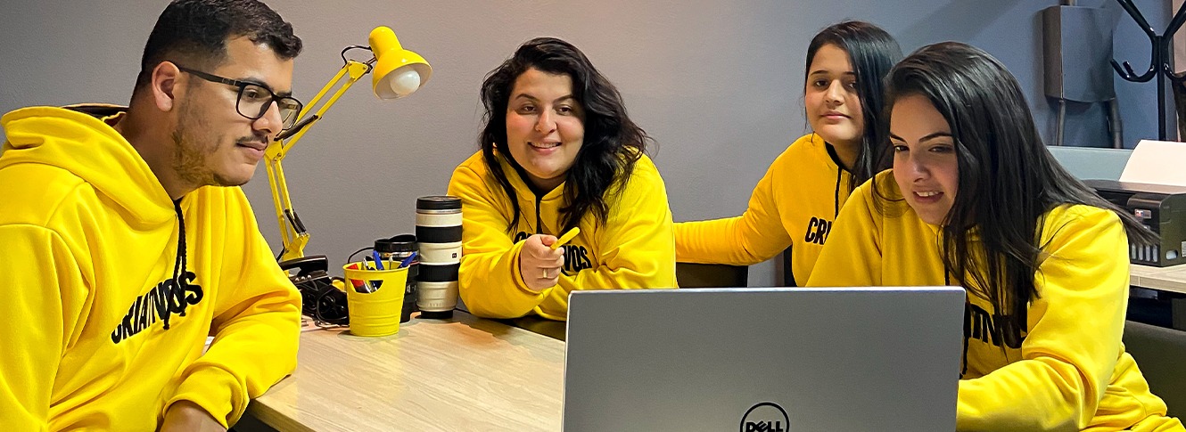 Equipe da Criativos trabalhando junta no escritório