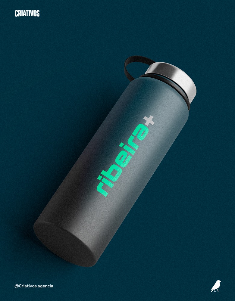 Garrafa térmica escura com o logotipo verde da marca Ribeira+
